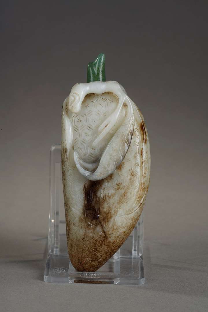 Snuff bottle grey jade nephrite carved in the shape of a margose or balsam pear (bitter cucumber) with its stem, the animated bottom of honeycombs and a bee